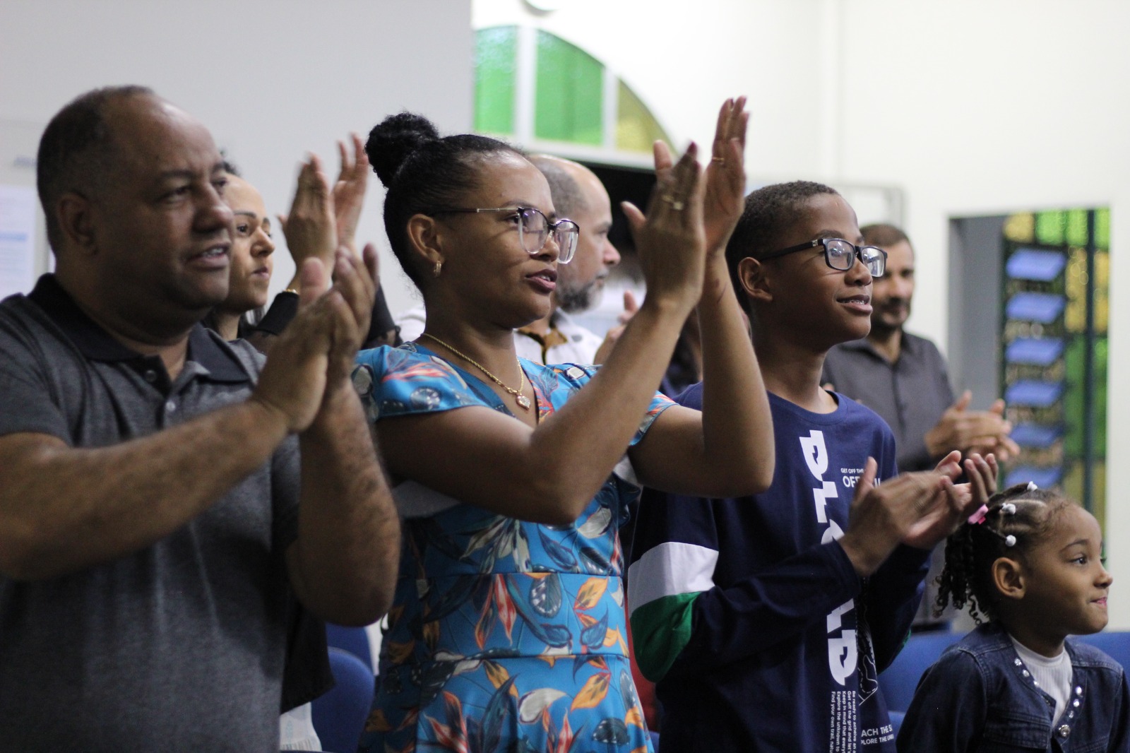 Entrada principal da Primeira Igreja Batista do Lago Azul com membros reunidos
