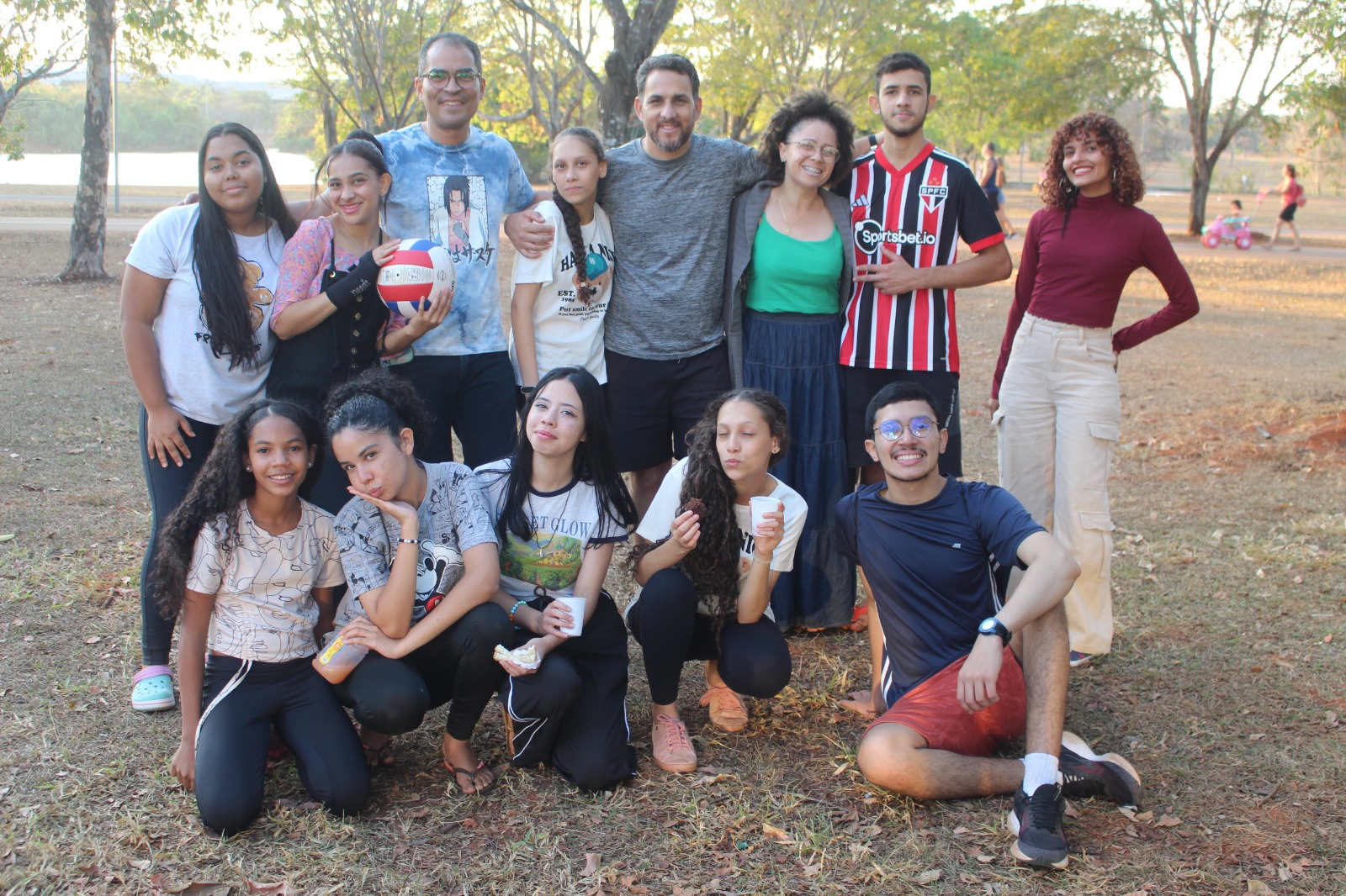 Jovens do Ministério da PIBLA reunidos e sorrindo para a foto