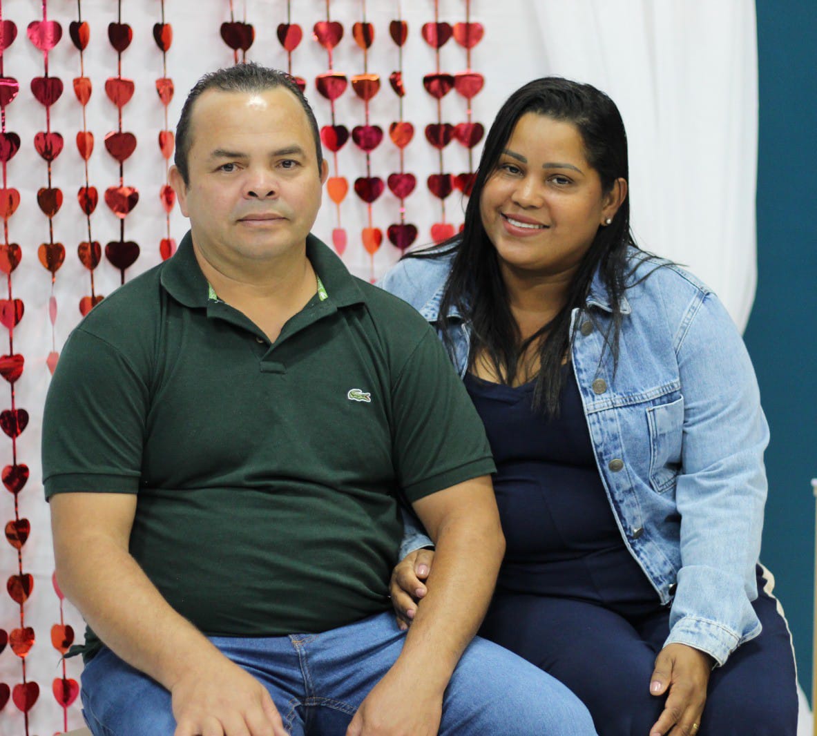 Casal sorrindo e participando de encontro do Ministério de Casais