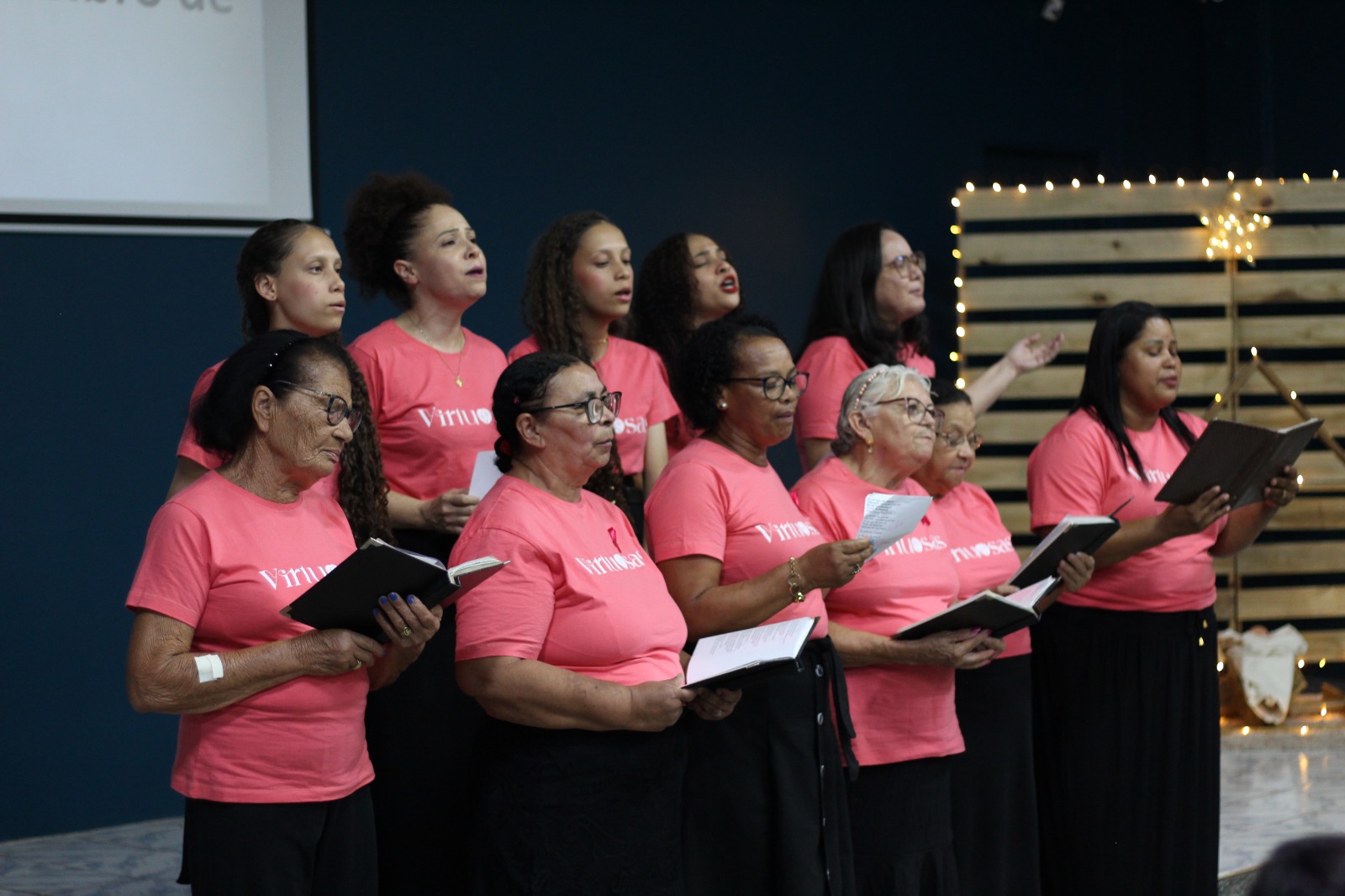 Mulheres do Ministério das Virtuosas reunidas louvando a Deus