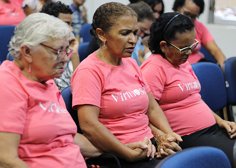 Grupo de mulheres da igreja reunidas em oração durante um culto